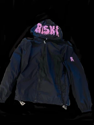 Risky universe vindjacka - Snygg risky universe vindjacka väldigt cool design i storlek L pris kan diskuteras 