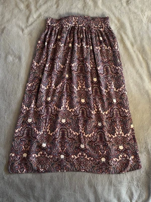 Mönstrad långkjol  - Supersnygg mönstrad långkjol med stretch i midjan. Kjolen är ca 86 cm lång och är ca 37 cm rakt över midjan. Inga defekter. Köpt här på Plick. Obs!! Andra bilden är tagen från förra säljarens annons. Lämna prisförslag!💓