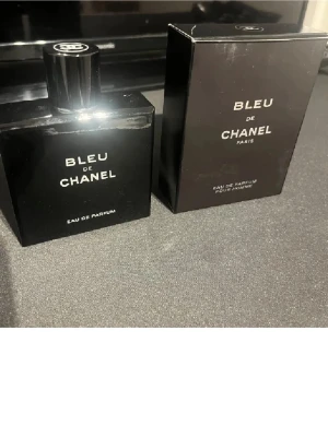 Bleu de Chanel Eau de Parfum 100 ml - Bleu de Chanel Eau de Parfum 100 ml. Skit god doft som passar alla. Helt ny och oanvänd. Pris kan diskuteras vid snabb affär.