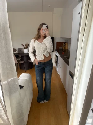 Blå bootcut jeans med låg midja - Midja rakt över: 40cm, innerbenslängd: 82 cm🩷🩷