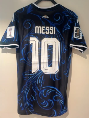 Argentina Vm 2026 Messi - En Argentina tröja Vm 2026 med Messi i spelar version, storlek L helt ny 