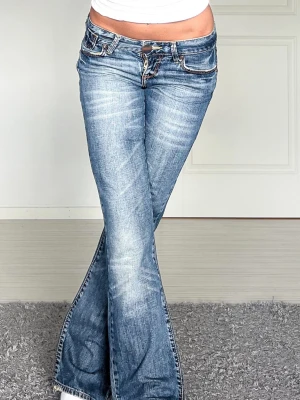 Jeans - Midjemått: 38cm rakt över, innerbenslängd: 78cm 💗