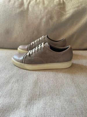 Lanvin cap toe - Skick - 7.5/10 allmänt andvända. Storlek - UK7 passar 41 - 42. OBS innersulor utbytta!