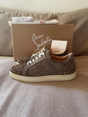 Christian Louboutin  - Sjukt snygga och passar perfekt nu till sommaren! Kvitto låda Dustbag snören nitar ingår [ Allt og ] Skorna är ej tvättade