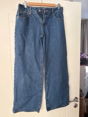 Blåa wide leg jeans Edikted - Säljer ett par blåa wide leg jeans ifrån märket Edikted. Säljer endast pga att de inte passade. Mycket bra skick och endast testade. Storlek Xs men skulle kunna passa S. De är i längden ”Short” 