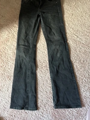 Svarta bootcut jeans från Gina Young  - Säljer ett par utsvängda jeans med lite tvättad svart färg, från Gina tricot i storlek 170. Kontakta vid intresse!🥰