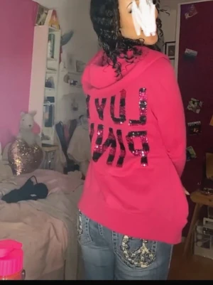 Rosa hoodie från Victoria's Secret PINK - Säljer en snygg rosa hoodie från Victoria's Secret PINK. Passar xs/s/m/l beroende på vilken passform man vill ha. Skriv gärna vid frågor!💕