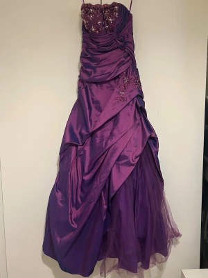 Vintage lila klänning - Jättesnygg vintage klänning köpt för 3450 kr under 2000-talet, står inte vad storleken är men passar för S och XS.Passar perfekt för bal eller fester! 💗