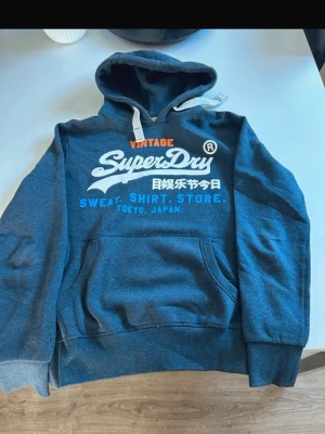 Vintage Superdry Hoodie  - En väldigt snygg vintage Superdry Hoodie i väldigt bra skick skulle säga 9/10. Storlek L 🙌                         Hör av er vid mera frågor/bilder 