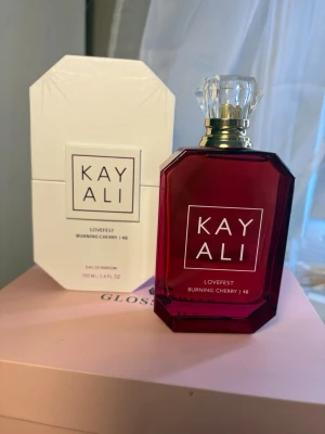 Kayali lovefest burning cherry 48 100 ml - Säljer nu min Kayali lovefest burning cherry 48 i 100 ml då den aldrig kommit till användning, helt ny och orginal priset ligger på 1500kr💕