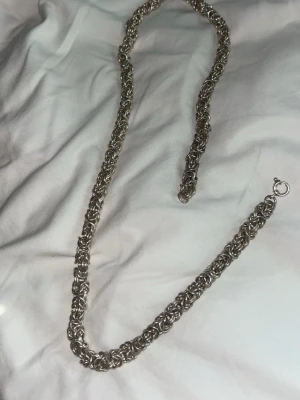 Silver armband/ halsband - Silver armband & halsband. 70 cm långt halsband och 22 cm långt armband. Äkta silver 925. Vet ej hur tjocka dom är men ni kan se i min hand att dom är väldigt tjocka. Har ingen våg heller så vet inte hur mycket dom väger. Om du är intresserad så hör av dig! Pris kan diskuteras vid snabb affär.