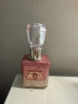 Juicy Conture parfym - Säljer en helt ny juicy conture parfym viva la juicy rose . Har endast testat 1 sprut. Den är i 30 ml och köptes för 700kr på kicks som helt ny. Den har doften av rosor . 