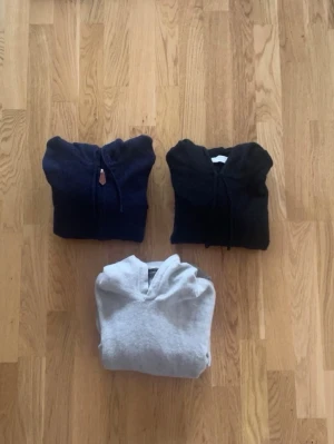 Tre Kashmir tröjor - Säljer tre Kashmir hoodies för bra pris. OBS! Finns små hål på två av tröjorna kom dm för att få bild. Oscar jacobsson, sayless och tiger of sweden.