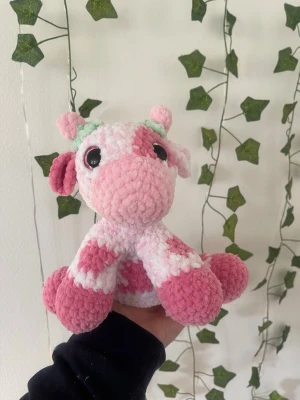 Virkad ”strawberry” ko - Handvirkat i mjukt polyester garn! Perfekt som gosedjur och present!