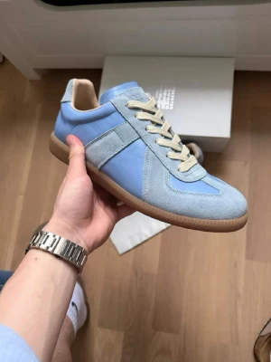 Maison Margiela - Ett par blåa/viol färgade maison margiela skor. Just nu 2399. Skriv vid funderingar och frågor, kan skicka mer bilder mm. Priset är inte hugget i sten.