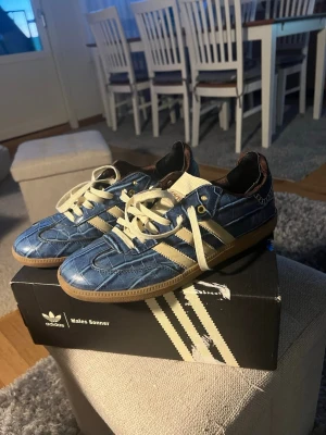 Adidas X Wales Bonner - Sjukt snygga Wales Bonner ”Blue Croc”. Sällsynt modell i bra skick, säljes pga för små. Gjort en halvsulning undertill pga slitna i hälen. Storlek 43.   Pris kan diskuteras vid snabb affär.   Hörs!