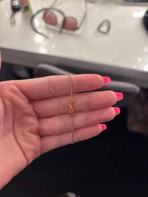 Fint armband  - Snyggt och stilrent armband i guld. Kedjan är tunn och elegant, perfekt för att lyfta vilken outfit som helst. Ett måste för dig som gillar lyxiga accessoarer. fick de av mamma men har inte kommit till användning 