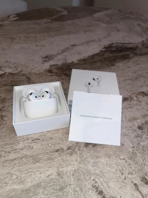  AirPods Pro Gen-4 - Säljer ett par 1:1 AirPods Pro Gen-4 dom är helt nya 