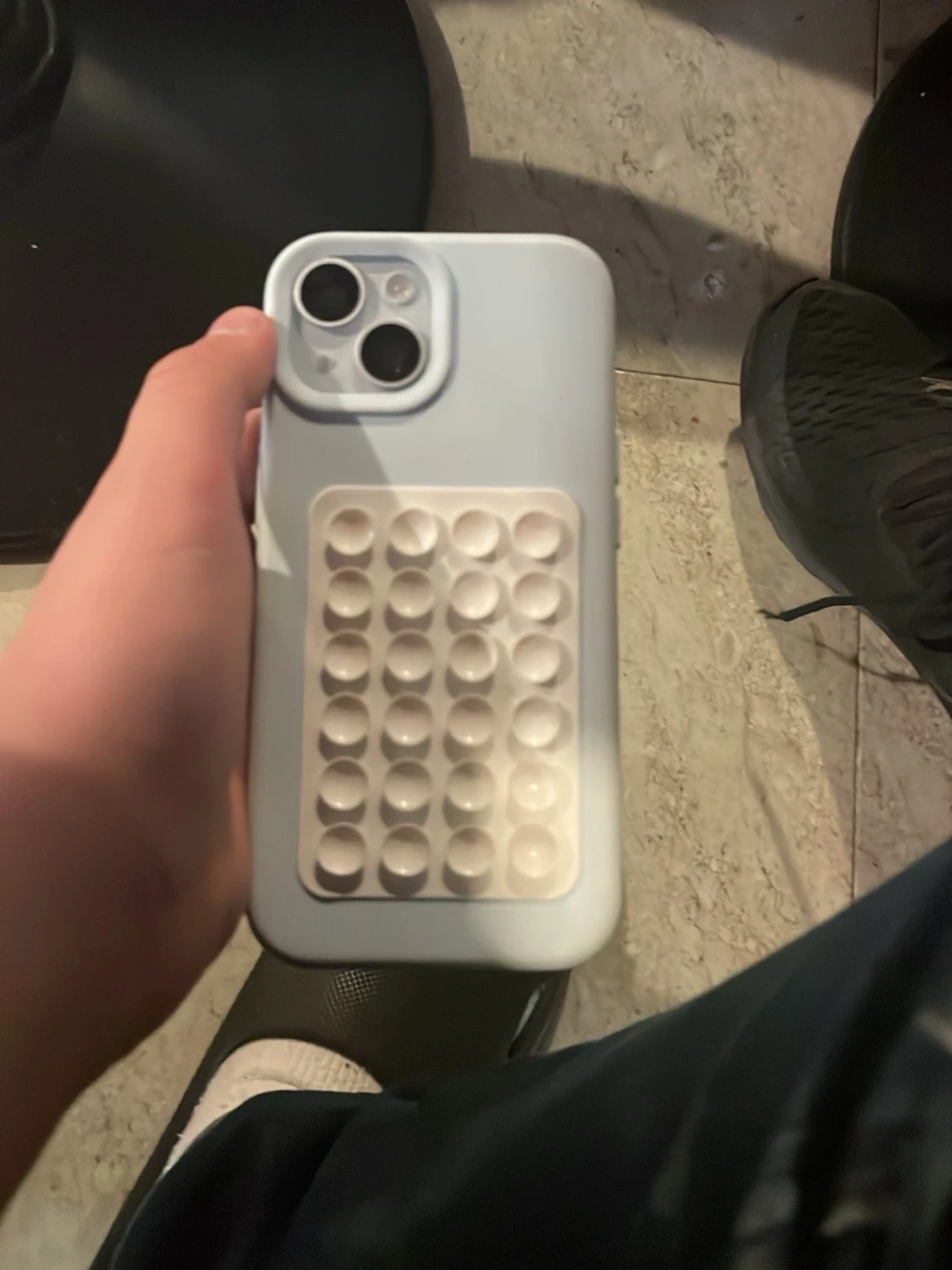 Vit iPhone med pop it-skal - 1