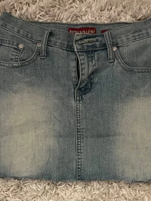 Ljusblå jeanskjol från Miss Valési - Snygg ljusblå jeanskjol från Miss Valési med klassisk femficksdesign, bälteshällor och dragkedja fram. Kjolen har en kort modell och är tillverkad i denim med slitna detaljer för en trendig look. Jag är storlek 34/36 beror på vilket kläddes plagg och kjolen är i 34 och sitter lite tajt! Pris kan diskuteras! Säljer pågrund av att jag har för många kjolar!