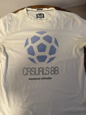 Weekend Offender Casuals 88 Vit XL - Säljer en gammal Weekend Offender Casuals 88 T-shirt Vit i storlek XL, men den är mer som L. I okej skick. Köpt på WOs hemsida.