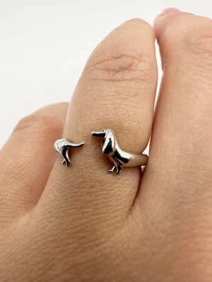 Silverfärgad ring. Tax. Hund.  - Tax ring. Justerbar storlek, grund 17