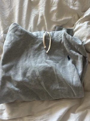 Grå hoodie från Polo Ralph Lauren - Passar L