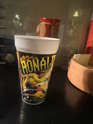 Plastmugg med Ronaldinho-motiv - Ronaldinho mugg från McDonald’s den är helt ny har aldrig använt den, har ingen plast, ge eget pris