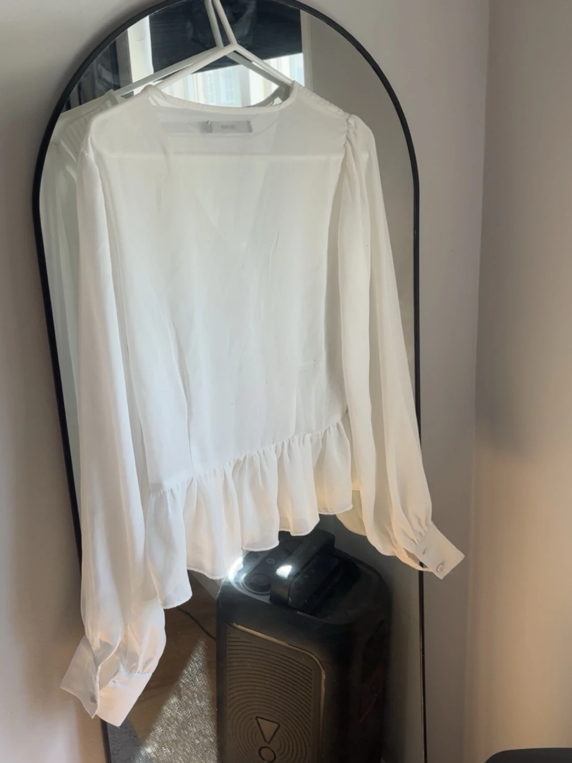 Vit blus med smock och knappar - 2