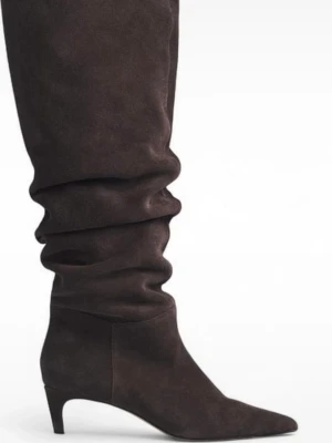 Bruna mockastövlar med låg klack - Snygga knähöga stövlar i mörkbrun mocka med slouchy passform och spetsig tå. De har en låg, smal klack som ger en elegant siluett. 