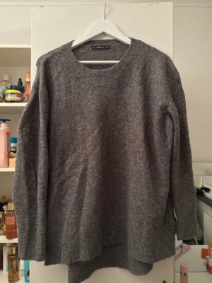 Zara stickad Tröja  - Stickad tröja från Zara. Öppen för bud vid snabb affär. Paketpris vid köp av flera plagg.🎀