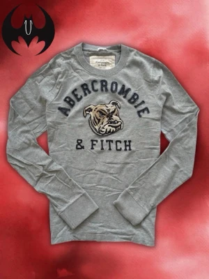 Vintage Abercrombie & fitch long-sleeved shirt - Väldigt Snygg eftertraktad grå långärmad t-shirt från Abercrombie & Fitch | Mycket bra skick | Size S | Längd: 63cm Bredd: 46cm Armlängd: 66cm | Skyltdocka: M - 48 cm axlar, 75 cm midja | Lägg endast bud med avsikt att köpa nu, inga fördröjning!