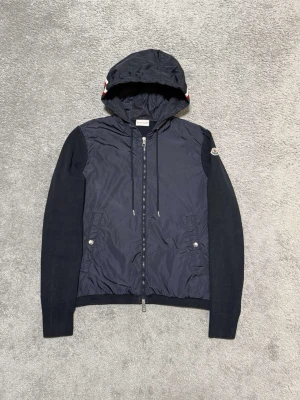 Moncler tricot cardigan  - Moncler tricot cardigan navy, storlek S mycket fint skick 9/10, nypris runt 10 000kr, vid funderingar hör av er. 
