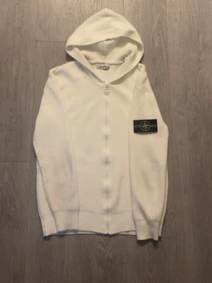 Stone island  zip - Säljer en fin Stone island zip utan defekter även helt nytt säljer pågrund av stor storlek. Zip hoodien är i storlek L men passar även M. Hör av er om ni är intresserade!!!