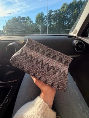 Missoniliknande clutch - Supersöt clutch med magnetisk stängning och ett fint återvunnet mönster!