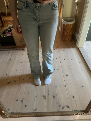 Ljusblå raka jeans Bikbok - Säljer dessa jeans från bikbok i strl 25/32 då de tyvärr blivit för små. Super sköna och är i gott skick.