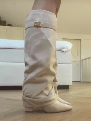 Beiga boots  - Säljer dessa as snygga boots ifrån SHEIN använda en gång, storlek 38. Den har en klack på 8cm! Köptes för 320kr. 