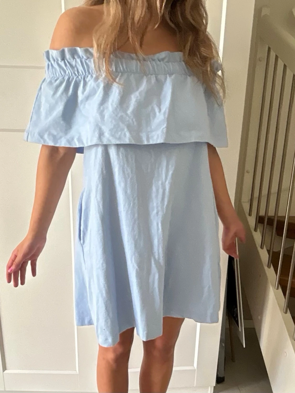 Ljusblå offshoulder klänning