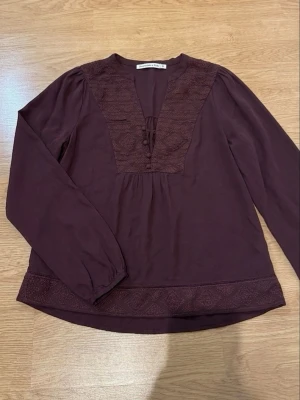 Vinröd blus med spetsdetaljer - En långärmad vinröd/lila blus med spetsdetaljer. Knappt använt den, i super bra skick💕