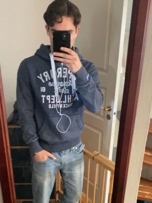Blå hoodie från Superdry - Säljer nu denna sjukt snygga Vintage 2000s SuperDry hoodie! Passar till allt och har en perfekt passform. Säljs ej längre i butik och är därav mycket eftertraktad😊 passar M perfekt ! Skriv vid funderingar 🤝