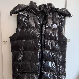 Moncler väst glansig - Glansig replika moncler väst, använd några väldigt snygg, inga fläckar eller repor 