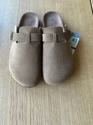 Beige mockatofflor från Primark - Tofflor från primark. Helt nya med lapp. Pris kan diskuteras.