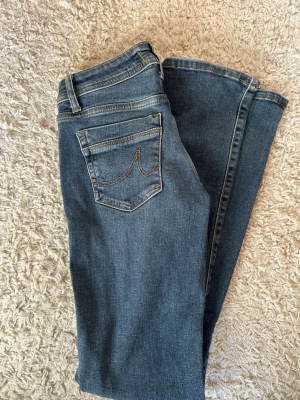 Blå jeans från LTB, modellen Valerie - Snygga blå jeans från ITB, modell Valerie. Klassisk femficksdesign med kontrastsömmar och normal midja. Jeansen är i ett mjukt denimtyg som sitter skönt och har en tidlös tvätt. Perfekta till vardagslooken och lätta att matcha med olika stilar.
