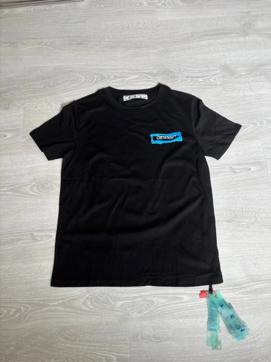 Svart Off-White t-shirt med blå detalj