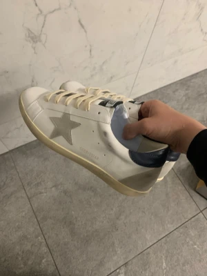 Golden Goose vita sneakers  -  Tjena, säljer ett par golden goose som är vita i storlek 43. De är väldigt fräscha och har en bra design look och är i bra kvalitet skick 10/10. Öppen för alla frågor!