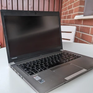 Toshiba Satellite Z30-A-1DJ, ultrabook, stålgrå metallic, Windows 11 - Säljer ultrabooken Toshiba Satellite Z30-A-1DJ med Intel Core i5-4210U-processor, 13,3" FullHD, 8 GB RAM (uppgraderingsbar till 16 GB), 256 GB SSD (inköpt 202503) och HD Graphics 4400. Har operativsystemet Windows 11 installerat, vilket den kör relativt obesvärat.  Har använts sparsamt genom åren, mestadels som reslaptop till lättare uppgifter. Strömkabel (original) ingår givetvis, liksom även kvitto på den nyinköpta hårddisken. För tester, se bilder. Kontakta mig vid frågor.