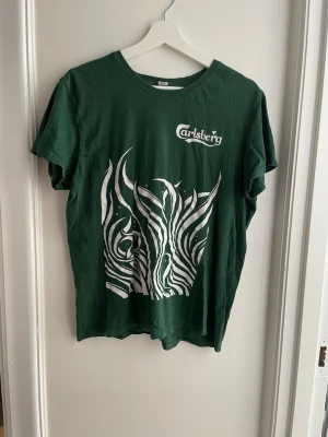 Carlsberg t-shirt  - Mörkgröne t-shirt från Carlsberg i storlek M! Skriv vid intresse, priset går att diskuteras vid snabb affär!