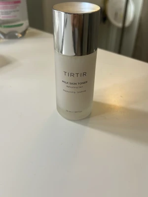 TIRTIR Milk Skin Toner 50 ml - TIRTIR Milk Skin Toner är en återfuktande och lugnande toner med kamomillextrakt och risextrakt. Kommer i en frostad, vit plastflaska med silverfärgat lock. Perfekt för dig som vill ha en mjuk och fräsch känsla på huden. Aldrig använt den, har köpt en annan toner som kom mer till användning