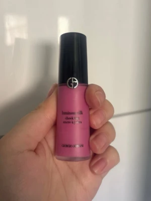 Giorgio Armani Luminous Silk Rouge - Flytande rouge från Giorgio Armani i serien Luminous Silk. Kommer i en snygg rosa nyans och levereras i en elegant glasflaska med svart lock och silverfärgad logga. Perfekt för att ge kinderna en fräsch och naturlig glow.