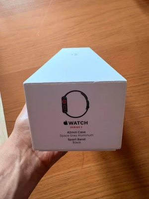 Apple Watch Series 3 42mm Space Gray - Helt ny Apple Watch Series 3 med 42mm boett i space gray aluminium och svart sportarmband. Snygg och stilren smartklocka som passar perfekt till vardagen. Kommer i originalförpackning.